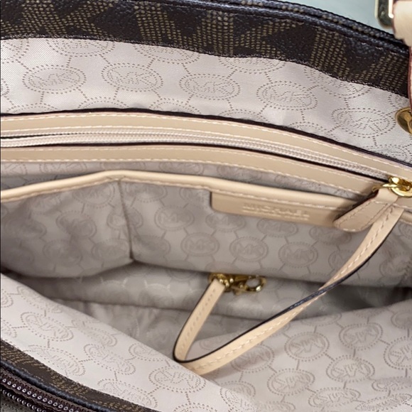 Authentic MICHAEL Michael Kors MK Signature Tote - Picture 9 of 13